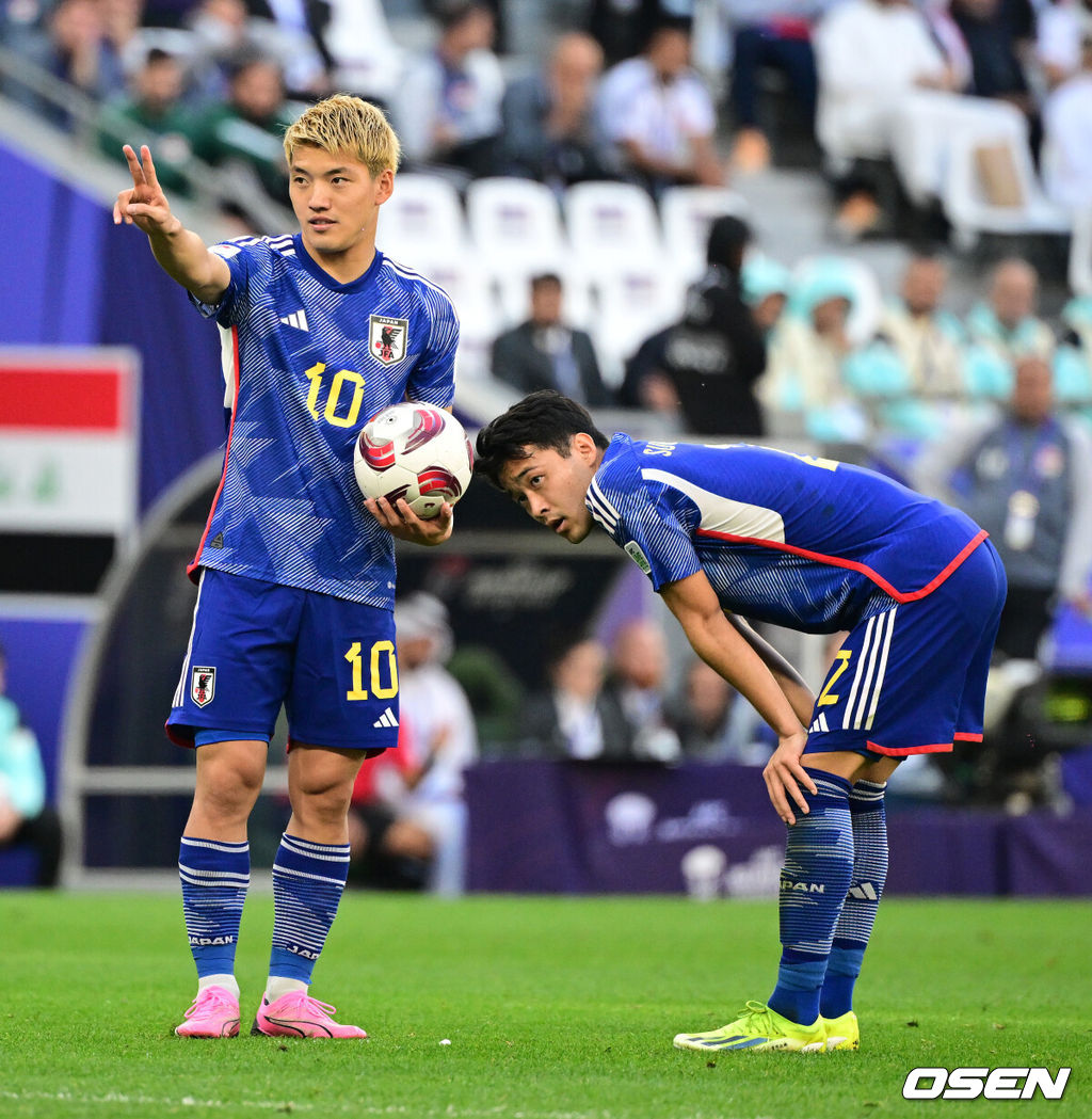 아시아 최강을 자부하던 일본이 제대로 쓰러졌다.국제축구연맹(FIFA) 랭킹 17위 일본 축구대표팀은 19일 오후 8시 30분(한국시간) 카타르 알라이얀 에듀케이션 시티 스타디움에서 열린 2023 아시아축구연맹(AFC) 아시안컵 D조 2차전에서 FIFA 랭킹 63위 이라크에 1-2로 패했다.이로써 일본은 1승 1패, 승점 3점으로 조 2위에 자리했다. 이라크가 2승, 승점 6점으로 1위를 차지했다. 일본은 마지막 3차전에서 신태용 감독이 이끄는 인도네시아를 반드시 꺾어야 하게 됐다.후반 일본 도안, 스가와라가 프리킥을 준비하고 있다. 2024.01.19 / jpnews.osen.co.kr