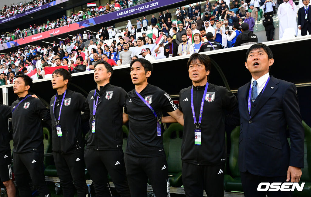 아시아 최강을 자부하던 일본이 제대로 쓰러졌다.국제축구연맹(FIFA) 랭킹 17위 일본 축구대표팀은 19일 오후 8시 30분(한국시간) 카타르 알라이얀 에듀케이션 시티 스타디움에서 열린 2023 아시아축구연맹(AFC) 아시안컵 D조 2차전에서 FIFA 랭킹 63위 이라크에 1-2로 패했다.이로써 일본은 1승 1패, 승점 3점으로 조 2위에 자리했다. 이라크가 2승, 승점 6점으로 1위를 차지했다. 일본은 마지막 3차전에서 신태용 감독이 이끄는 인도네시아를 반드시 꺾어야 하게 됐다.일본 모리야스 하지메 감독과 코칭스태프가 국민의례를 하고 있다. 2024.01.19 / jpnews.osen.co.kr