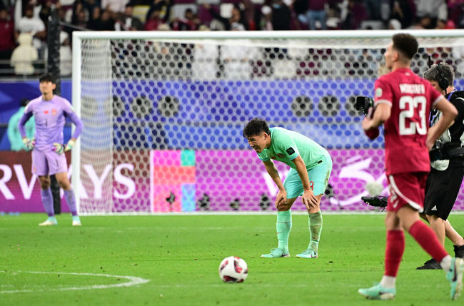 대굴욕이다. 중국 축구가 사상 최초로 조별리그 3경기에서 한 골도 넣지 못했다.중국은 23일 0시(이하 한국 시간) 카타르 알라이얀 칼리파 인터내셔널 스타디움에서 열린 2023 아시아축구연맹(AFC) 카타르 아시안컵 A조 3차전에서 카타르에 0-1로 패했다.결국 중국은 3경기 2무 1패, 0득점 1실점이라는 굴욕적인 성적표로 조별리그를 마감했다. 중국이 조별리그 3경기에서 단 1승도 거두지 못한 것, 그리고 한 골도 넣지 못한 것 모두 역사상 처음 있는 일이다.중국 선수들이 패배를 아쉬워하고 있다. 2024.01.22 / jpnews.osen.co.kr