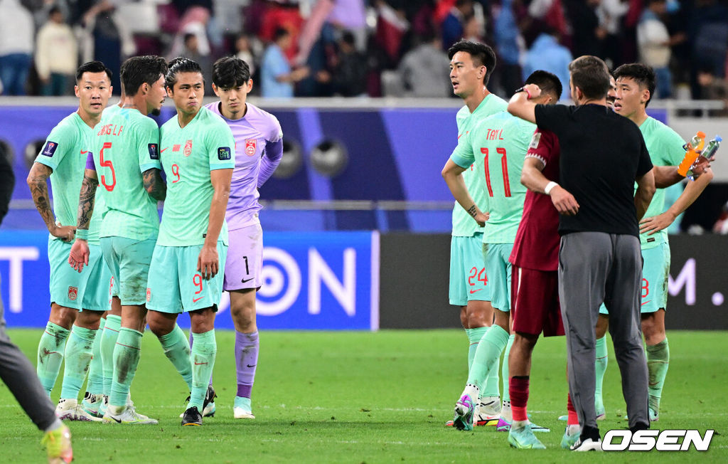 대굴욕이다. 중국 축구가 사상 최초로 조별리그 3경기에서 한 골도 넣지 못했다.중국은 23일 0시(이하 한국 시간) 카타르 알라이얀 칼리파 인터내셔널 스타디움에서 열린 2023 아시아축구연맹(AFC) 카타르 아시안컵 A조 3차전에서 카타르에 0-1로 패했다.결국 중국은 3경기 2무 1패, 0득점 1실점이라는 굴욕적인 성적표로 조별리그를 마감했다. 중국이 조별리그 3경기에서 단 1승도 거두지 못한 것, 그리고 한 골도 넣지 못한 것 모두 역사상 처음 있는 일이다.경기를 마치고 중국 선수들이 아쉬워하고 있다. 2024.01.22 / jpnews.osen.co.kr