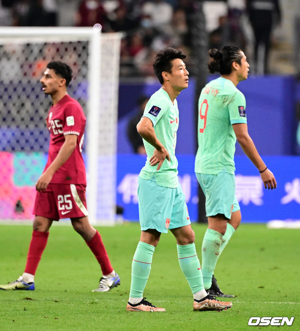 대굴욕이다. 중국 축구가 사상 최초로 조별리그 3경기에서 한 골도 넣지 못했다.중국은 23일 0시(이하 한국 시간) 카타르 알라이얀 칼리파 인터내셔널 스타디움에서 열린 2023 아시아축구연맹(AFC) 카타르 아시안컵 A조 3차전에서 카타르에 0-1로 패했다.결국 중국은 3경기 2무 1패, 0득점 1실점이라는 굴욕적인 성적표로 조별리그를 마감했다. 중국이 조별리그 3경기에서 단 1승도 거두지 못한 것, 그리고 한 골도 넣지 못한 것 모두 역사상 처음 있는 일이다.경기를 마치고 중국 우레이가 아쉬워하고 있다. 2024.01.22 / jpnews.osen.co.kr