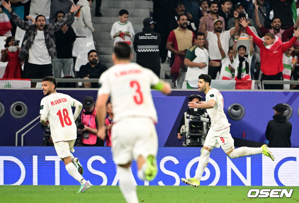 23일 오후 카타르 알 라이얀 에듀케이션 시티 스타디움에서 2023 아시아축구연맹(AFC) 아시안컵 C조 3차전 아랍에미리트와 이란의 경기가 열렸다.후반 이란 타레미가 2-0으로 앞서가는 멀티골을 성공시키며 동료선수들과 기뻐하고 있다. 2024.01.23 / jpnews.osen.co.kr