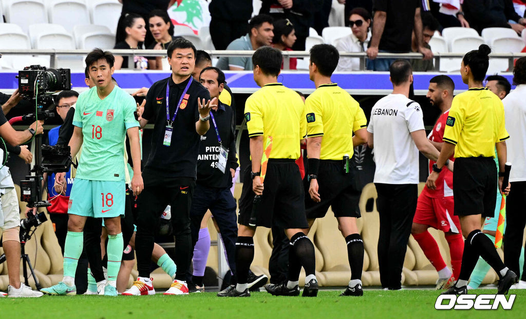 17일(현지시간) 카타르 도하 알투마마 스타디움에서 2023 아시아축구연맹(AFC) 아시안컵 A조 조별리그 2차전 레바논과 중국의 경기가 열렸다.전반 종료 후 중국 코치진이 고형진 주심에게 항의를 하고 있다. 2024.01.17 / jpnews.osen.co.kr