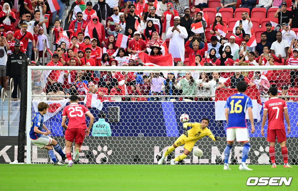 24일(현지시간) 오후 카타르 도하 알투마마 스타디움에서 2023 아시아축구연맹(AFC) 카타르 아시안컵 D조 최종전 일본과 인도네시아의 경기가 열렸다.전반 일본 우에다가 페널티킥 선제골을 성공시키고 있다. 2024.01.24 /jpnews@osen.co.kr