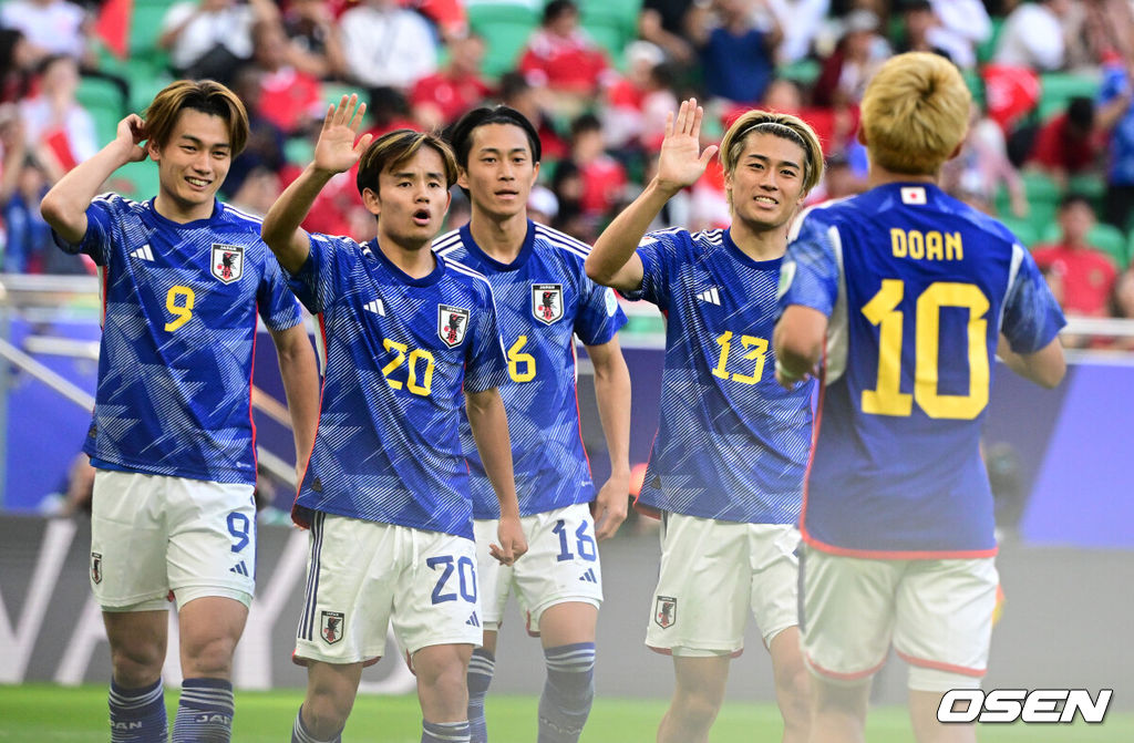 24일(현지시간) 오후 카타르 도하 알투마마 스타디움에서 2023 아시아축구연맹(AFC) 카타르 아시안컵 D조 최종전 일본과 인도네시아의 경기가 열렸다.후반 일본 우에다가 2-0으로 앞서가는 골을 성공시키며 동료선수들과 기뻐하고 있다. 2024.01.24 /jpnews@osen.co.kr