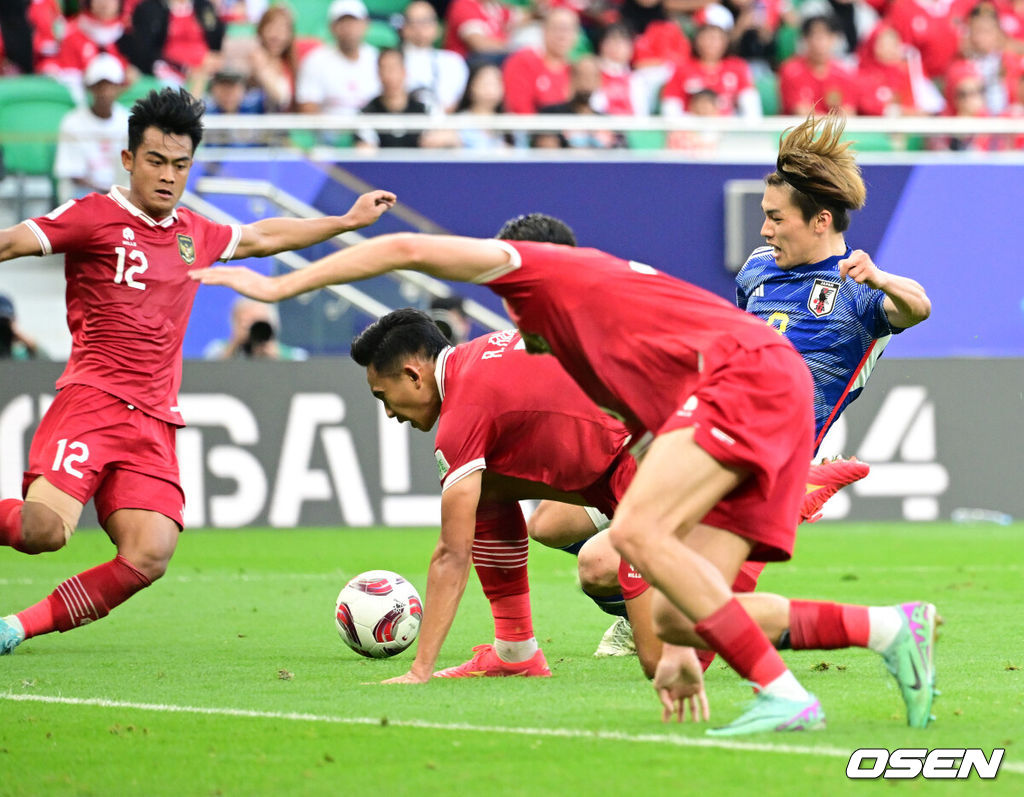 24일(현지시간) 오후 카타르 도하 알투마마 스타디움에서 2023 아시아축구연맹(AFC) 카타르 아시안컵 D조 최종전 일본과 인도네시아의 경기가 열렸다.후반 일본 우에다가 슛을 시도하고 있다. 인도네시아의 자책골로 일본의 3-0 리드. 2024.01.24 /jpnews@osen.co.kr