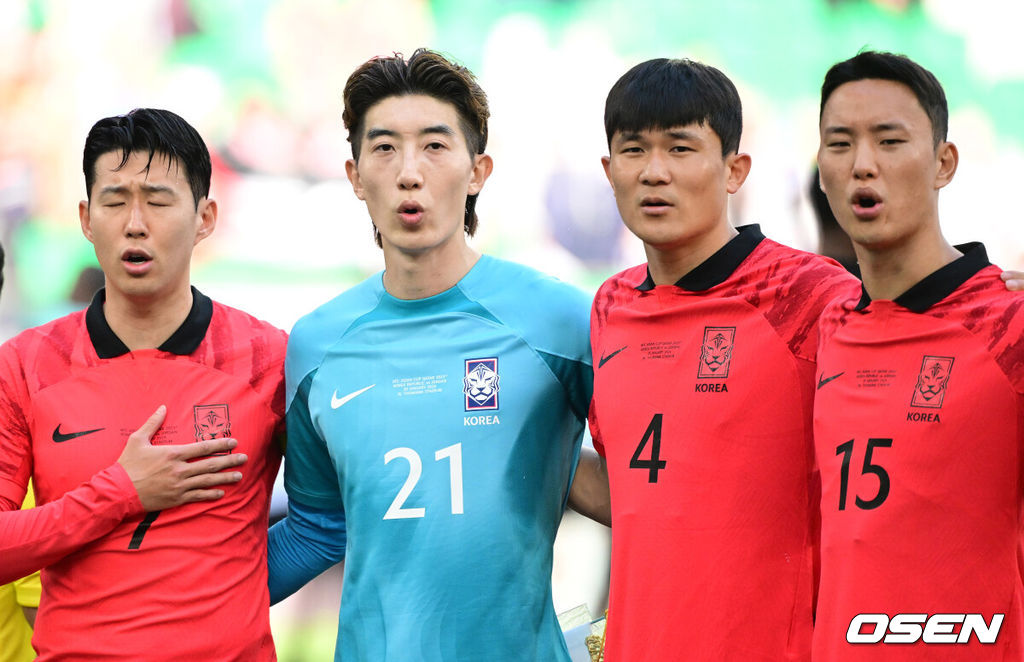 위르겐 클린스만 감독이 이끄는 대한민국 축구대표팀은 20일 오후 8시 30분(이하 한국시간) 카타르 도하 알투마마 스타디움에서 열린 요르단과 2023 아시아축구연맹(AFC) 카타르 아시안컵 조별리그 E조 2차전에서 2-2로 비겼다.경기에 앞서 대한민국 손흥민, 조현우, 김민재, 정승현이 국민의례를 하고 있다. 2024.01.20 /jpnews@osen.co.kr