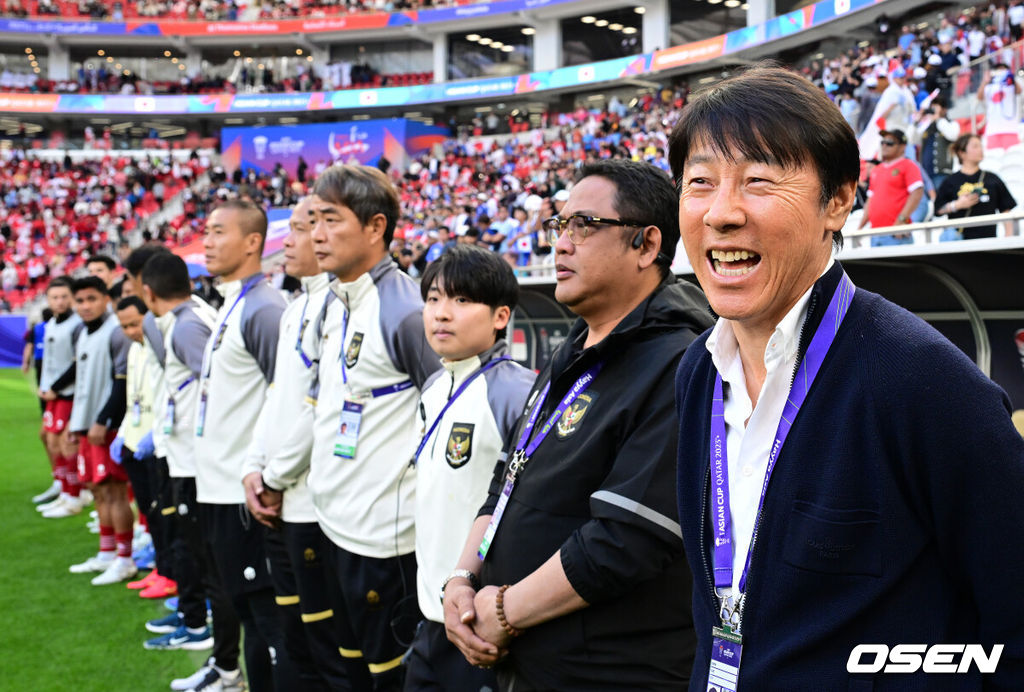 24일(현지시간) 오후 카타르 도하 알투마마 스타디움에서 2023 아시아축구연맹(AFC) 카타르 아시안컵 D조 최종전 일본과 인도네시아의 경기가 열렸다.인도네시아 신태용 감독이 미소짓고 있다. 2024.01.24 /jpnews@osen.co.kr