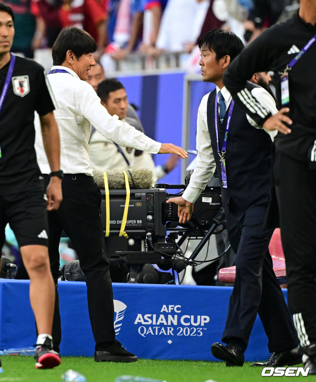 일본이 신태용 감독의 인도네시아를 물리쳤다. 그 덕분에 한국 역시 16강 진출이 조기 확정됐다.일본은 24일 오후 8시 30분(이하 한국시간) 카타르 도하 알투마마 스타디움에서 열린 2023 아시아축구연맹(AFC) 카타르 아시안컵 조별리그 D조 3차전에서 인도네시아를 3-1로 제압했다.이로써 일본은 승점 6점을 기록하며 조 2위로 16강에 진출했다. 인도네시아는 승점 3점(득실 -2)으로 조 3위로 조별리그를 마감했다. 다만 이번 대회는 각 조 3위 6팀 중 상위 4팀까지 16강에 오르기 때문에 인도네시아 역시 16강 가능성이 남아있다.인도네시아 신태용 감독과 일본 모리야스 하지메 감독이 인사를 나누고 있다. 2024.01.24 /jpnews@osen.co.kr