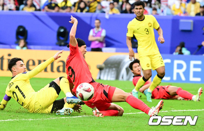 25일(현지시간) 오후 카타르 알 와크라에 위치한 알 자누브 스타디움에서 2023 아시아축구연맹(AFC) 아시안컵 E조 조별리그 최종전 대한민국과 말레이시아의 경기가 열렸다.전반 조규성이 슛찬스를 놓치고 있다. 2024.01.25 / jpnews.osen.co.kr