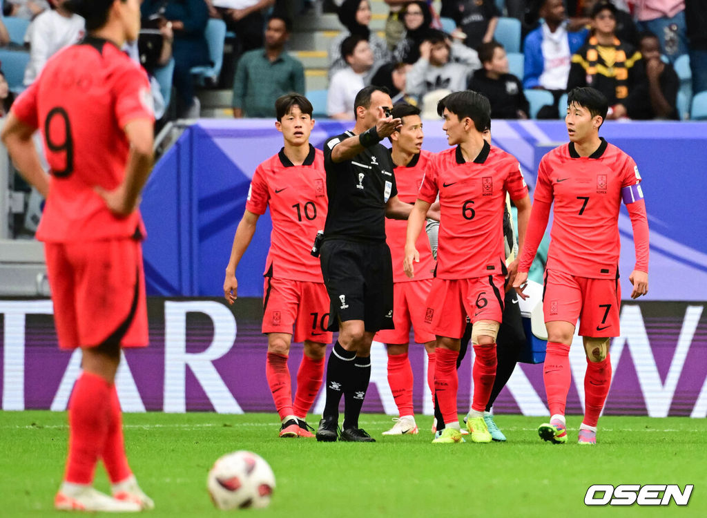 25일(현지시간) 오후 카타르 알 와크라에 위치한 알 자누브 스타디움에서 2023 아시아축구연맹(AFC) 아시안컵 E조 조별리그 최종전 대한민국과 말레이시아의 경기가 열렸다.후반 공을 놓치며 동점골 허용한 황인범이 주심에게 황의하고 있다.  2024.01.25 / jpnews.osen.co.kr