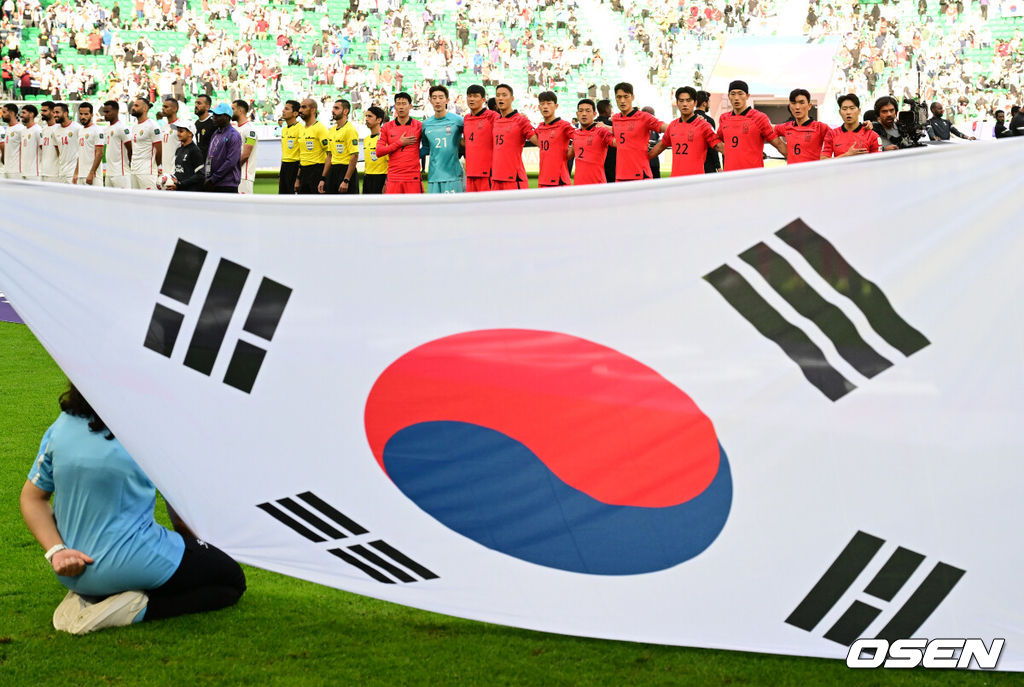 위르겐 클린스만 감독이 이끄는 대한민국 축구대표팀은 20일 오후 8시 30분(이하 한국시간) 카타르 도하 알투마마 스타디움에서 열린 요르단과 2023 아시아축구연맹(AFC) 카타르 아시안컵 조별리그 E조 2차전에서 2-2로 비겼다.대한민국 선수들이 국민의례를 하고 있다. 2024.01.20 /jpnews@osen.co.kr