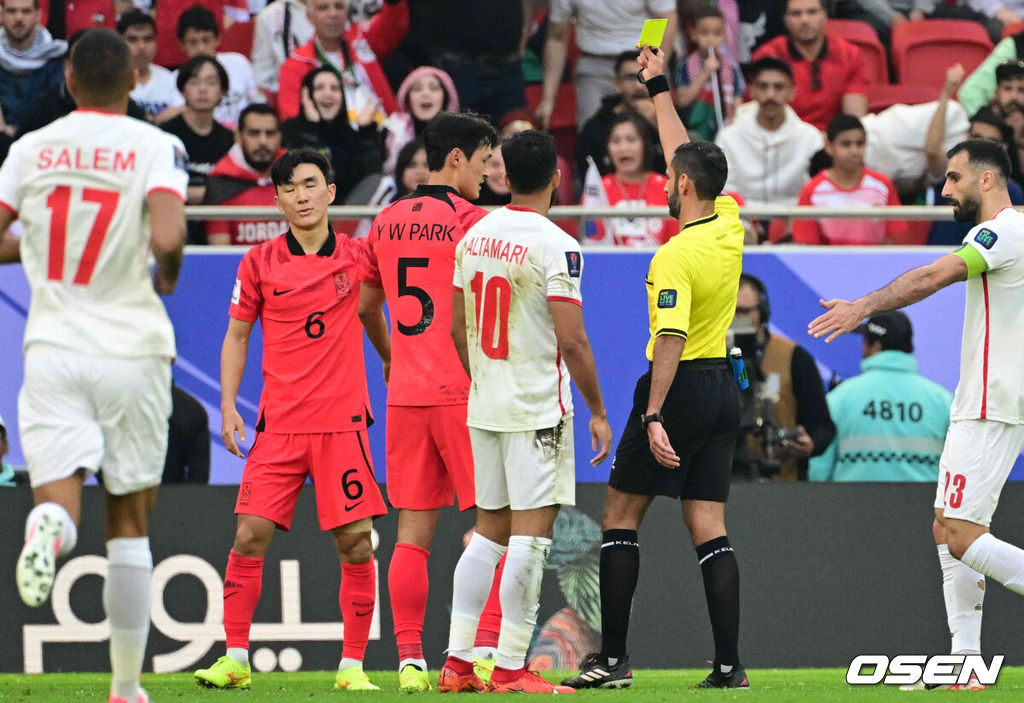 위르겐 클린스만 감독이 이끄는 대한민국 축구대표팀과 요르단의 2023 아시아축구연맹(AFC) 카타르 아시안컵 E조 2차전이 20일 오후(현지시간) 카타르 도하 알투마마 스타디움에서 열렸다.전반 대한민국 황인범이 옐로카드를 받고 있다. 2024.01.20 /jpnews@osen.co.kr