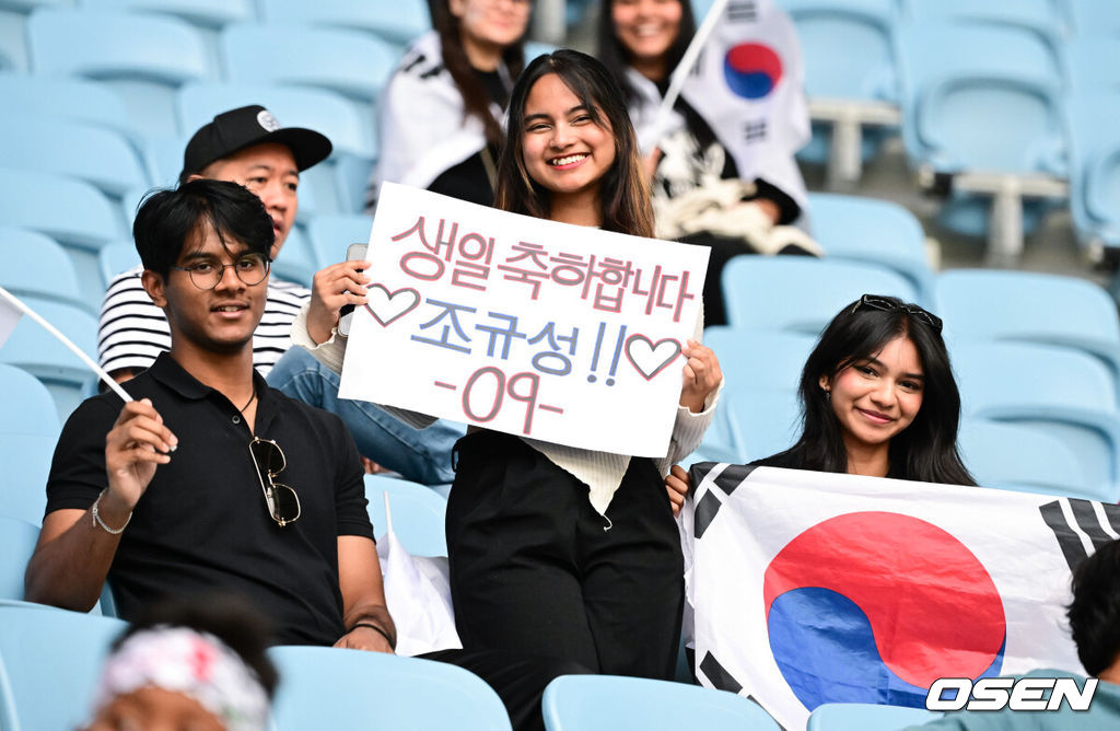 25일(현지시간) 오후 카타르 알 와크라에 위치한 알 자누브 스타디움에서 2023 아시아축구연맹(AFC) 아시안컵 E조 조별리그 최종전 대한민국과 말레이시아의 경기가 열렸다.경기에 앞서 외국인 팬이 조규성 생일 축하 플랜카드를 들고 응원하고 있다. 2024.01.25 / jpnews.osen.co.kr