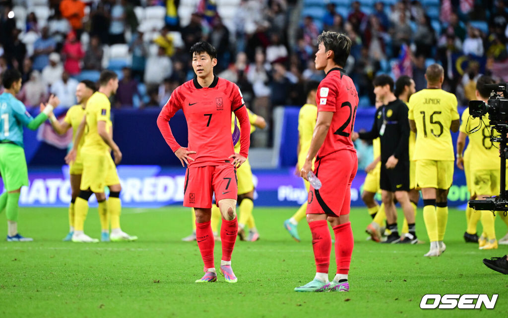 한국이 말레이시아와 비기며 조 2위로 16강행을 확정했다.클린스만 감독이 이끄는 대한민국 축구대표팀은 25일 오후 8시 30분(이하 한국시간) 카타르 알와크라 알자누브 스타디움에서 말레이시아와 2023 아시아축구연맹(AFC) 카타르 아시안컵 조별리그 E조 3차전을 치러 3-3 무승부를 거뒀다.경기종료 후 손흥민과 오현규가 아쉬워하고 있다 . 2024.01.25 / jpnews.osen.co.kr