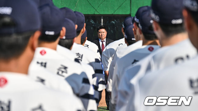 김태형 롯데 자이언츠 신임 감독이 25일 김해 상동야구장에서 선수들과 상견례를 갖고 있다. 2023.10.25 / foto0307@osen.co.kr