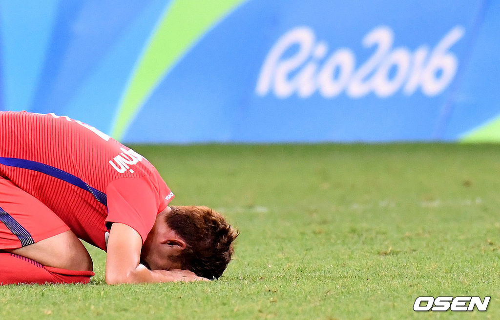 신태용 감독이 이끄는 올림픽 축구대표팀은 14일(한국시간) 오전 브라질 벨루오리존치의 미네이랑 주경기장서 열린 2016 리우 올림픽 온두라스와 8강서 후반 통한의 결승골을 내주며 0-1로 패했다. 이로써 한국은 지난 2012년 런던 올림픽 동메달 신화를 재현하지 못한 채 짐을 쌌다.경기종료 후 손흥민이 눈물을 보이고 있다. /sunday@osen.co.kr