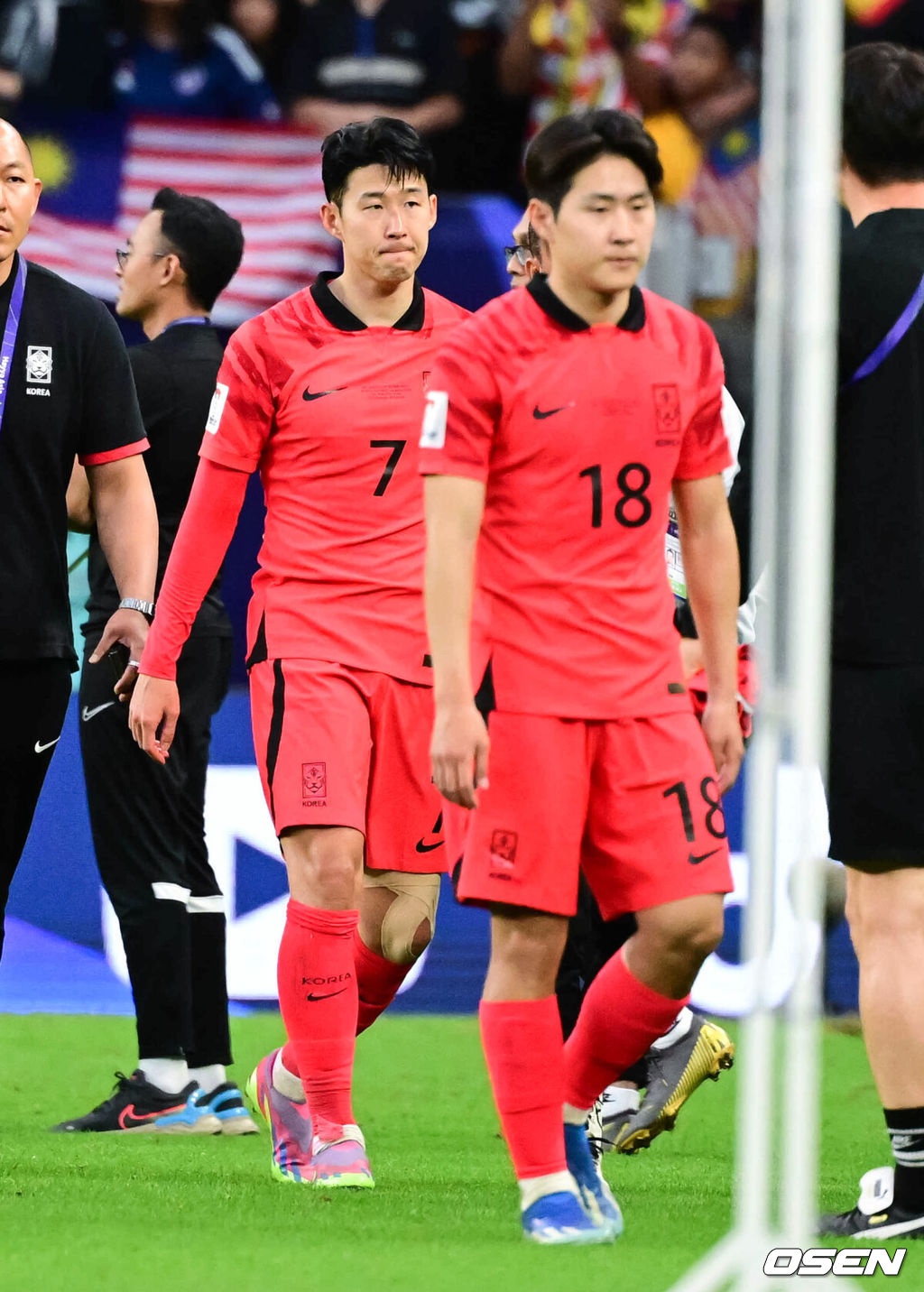 한국이 말레이시아와 비기며 조 2위로 16강행을 확정했다.클린스만 감독이 이끄는 대한민국 축구대표팀은 25일 오후 8시 30분(이하 한국시간) 카타르 알와크라 알자누브 스타디움에서 말레이시아와 2023 아시아축구연맹(AFC) 카타르 아시안컵 조별리그 E조 3차전을 치러 3-3 무승부를 거뒀다.경기종료 후 손흥민과 이강인이 그라운드를 빠져나가고 있다. 2024.01.25 / jpnews.osen.co.kr