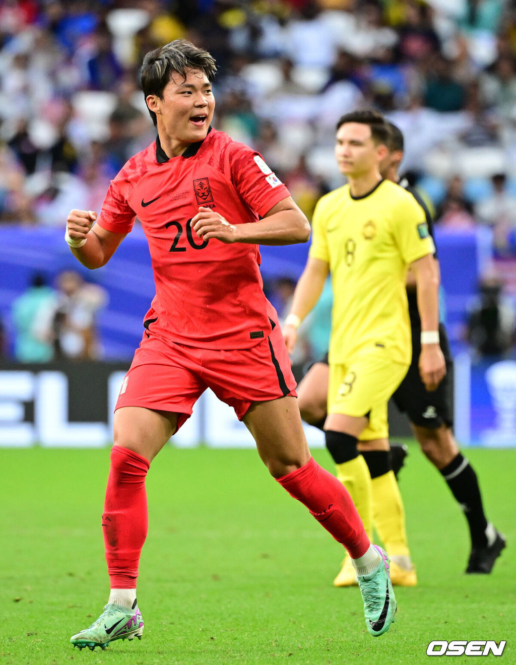 한국이 말레이시아와 비기며 조 2위로 16강행을 확정했다.클린스만 감독이 이끄는 대한민국 축구대표팀은 25일 오후 8시 30분(이하 한국시간) 카타르 알와크라 알자누브 스타디움에서 말레이시아와 2023 아시아축구연맹(AFC) 카타르 아시안컵 조별리그 E조 3차전을 치러 3-3 무승부를 거뒀다.후반 대한민국 오현규가 VAR 끝에 페널티킥을 얻어내며 기뻐하고 있다.. 2024.01.25 / jpnews.osen.co.kr