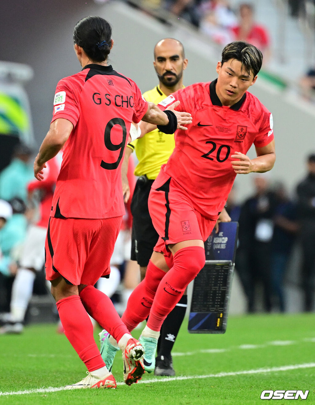 위르겐 클린스만 감독이 이끄는 대한민국 축구대표팀은 20일 오후 8시 30분(이하 한국시간) 카타르 도하 알투마마 스타디움에서 열린 요르단과 2023 아시아축구연맹(AFC) 카타르 아시안컵 조별리그 E조 2차전에서 2-2로 비겼다.후반 대한민국 오현규가 조규성과 교체 투입되고 있다. 2024.01.20 /jpnews@osen.co.kr