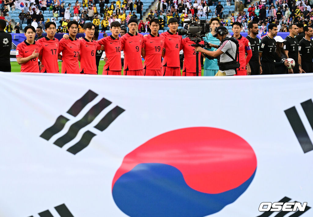 한국이 말레이시아와 비기며 조 2위로 16강행을 확정했다.클린스만 감독이 이끄는 대한민국 축구대표팀은 25일 오후 8시 30분(이하 한국시간) 카타르 알와크라 알자누브 스타디움에서 말레이시아와 2023 아시아축구연맹(AFC) 카타르 아시안컵 조별리그 E조 3차전을 치러 3-3 무승부를 거뒀다.대한민국 선수들이 국민의례를 하고 있다. 2024.01.25 / jpnews.osen.co.kr