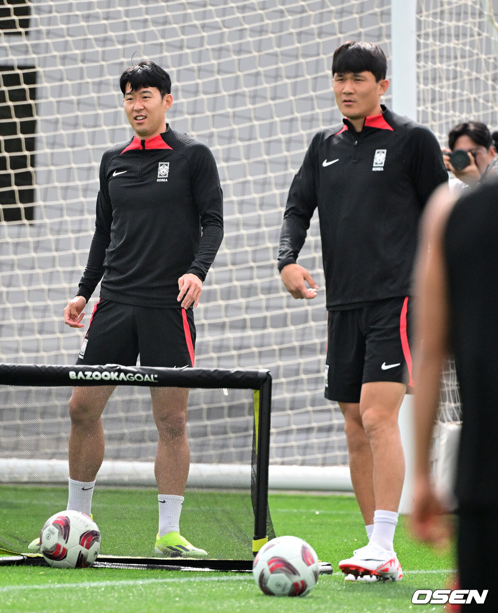 대한민국 축구대표팀이 27일(현지시간) 카타르 도하 알 에글라 트레이닝 센터에서 훈련을 가졌다.손흥민, 김민재가 훈련을 준비하고 있다. 2024.01.27 / jpnews.osen.co.kr