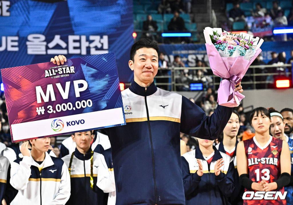 27일 오후 인천삼산월드체육관에서 프로배구 '2023-2024 도드람 V리그' 올스타전이 진행됐다.MVP로 선정된 신영석이 포즈를 취하고 있다. 2024.01.27  / soul1014@osen.co.kr