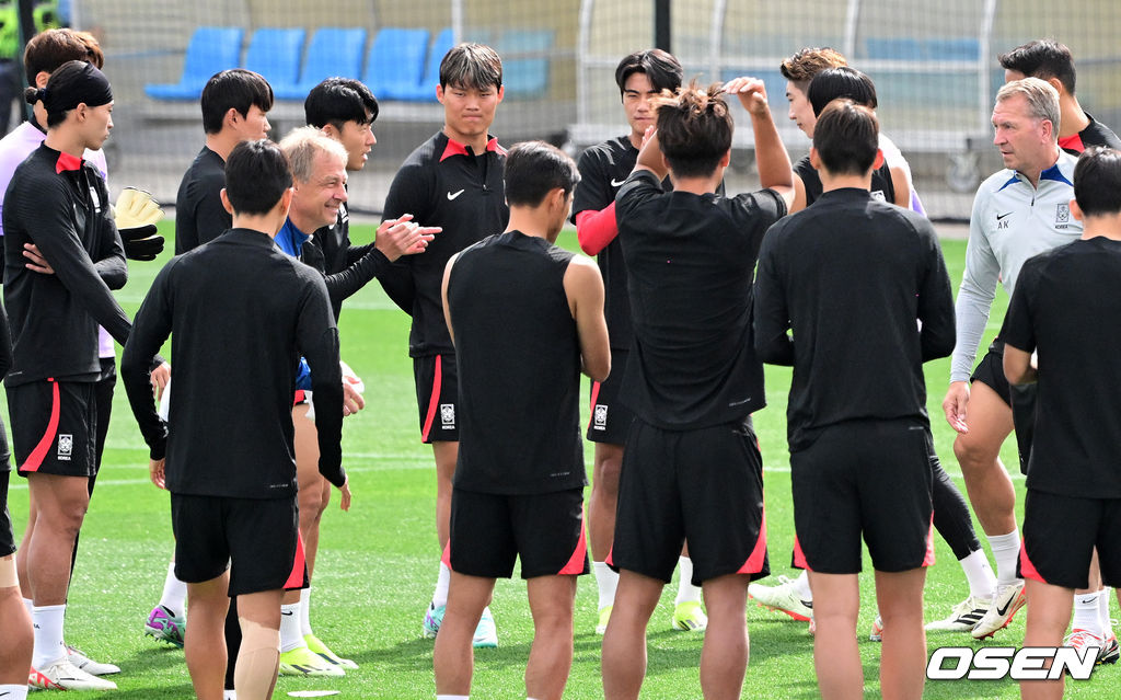 대한민국 축구대표팀이 27일(현지시간) 카타르 도하 알 에글라 트레이닝 센터에서 훈련을 가졌다.클린스만 감독과 캡틴 손흥민이 훈련에 앞서 선수들과 이야기를 나누고 있다. 2024.01.27 / jpnews.osen.co.kr