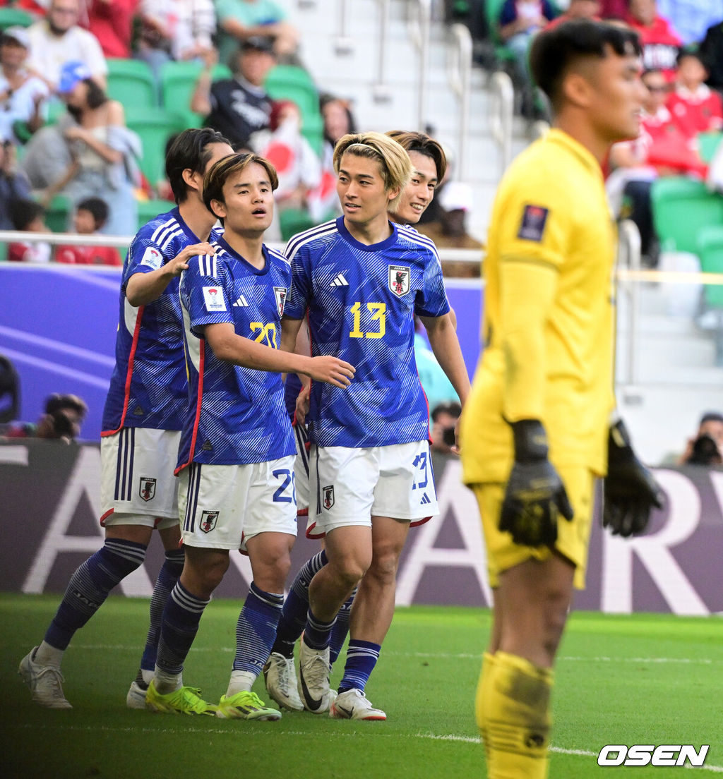 24일(현지시간) 오후 카타르 도하 알투마마 스타디움에서 2023 아시아축구연맹(AFC) 카타르 아시안컵 D조 최종전 일본과 인도네시아의 경기가 열렸다.후반 일본 우에다가 2-0으로 앞서가는 골을 성공시키며 동료선수들과 기뻐하고 있다. 2024.01.24 /jpnews@osen.co.kr