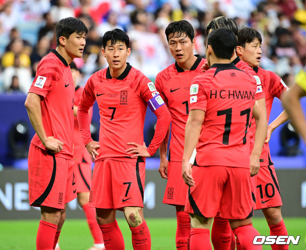 한국이 말레이시아와 비기며 조 2위로 16강행을 확정했다.클린스만 감독이 이끄는 대한민국 축구대표팀은 25일 오후 8시 30분(이하 한국시간) 카타르 알와크라 알자누브 스타디움에서 말레이시아와 2023 아시아축구연맹(AFC) 카타르 아시안컵 조별리그 E조 3차전을 치러 3-3 무승부를 거뒀다.후반 대한민국 황희찬이 교체 투입되며 김민재, 손흥민, 김영권과 이야기를 나누고 있다. 2024.01.25 / jpnews.osen.co.kr