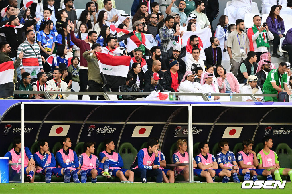 아시아 최강을 자부하던 일본이 제대로 쓰러졌다.국제축구연맹(FIFA) 랭킹 17위 일본 축구대표팀은 19일 오후 8시 30분(한국시간) 카타르 알라이얀 에듀케이션 시티 스타디움에서 열린 2023 아시아축구연맹(AFC) 아시안컵 D조 2차전에서 FIFA 랭킹 63위 이라크에 1-2로 패했다.이로써 일본은 1승 1패, 승점 3점으로 조 2위에 자리했다. 이라크가 2승, 승점 6점으로 1위를 차지했다. 일본은 마지막 3차전에서 신태용 감독이 이끄는 인도네시아를 반드시 꺾어야 하게 됐다.후반 일본 벤치의 선수들이 경기를 지켜보고 있다. 2024.01.19 / jpnews.osen.co.kr