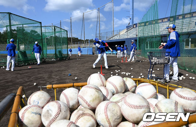 1일 일본 오키나와 온나손 아카마 볼파크에서 삼성 라이온즈 스프링캠프가 진행됐다.삼성 선수들이 타격 훈련을 하고 있다. 2023.03.01 /sunday@osen.co.kr