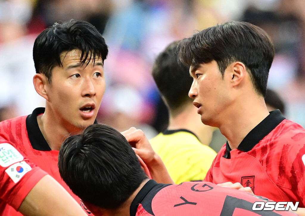 한국이 말레이시아와 비기며 조 2위로 16강행을 확정했다.클린스만 감독이 이끄는 대한민국 축구대표팀은 25일 오후 8시 30분(이하 한국시간) 카타르 알와크라 알자누브 스타디움에서 말레이시아와 2023 아시아축구연맹(AFC) 카타르 아시안컵 조별리그 E조 3차전을 치러 3-3 무승부를 거뒀다.후반 대한민국 손흥민, 김진수가 이야기를 나누고 있다. 2024.01.25 / jpnews.osen.co.kr