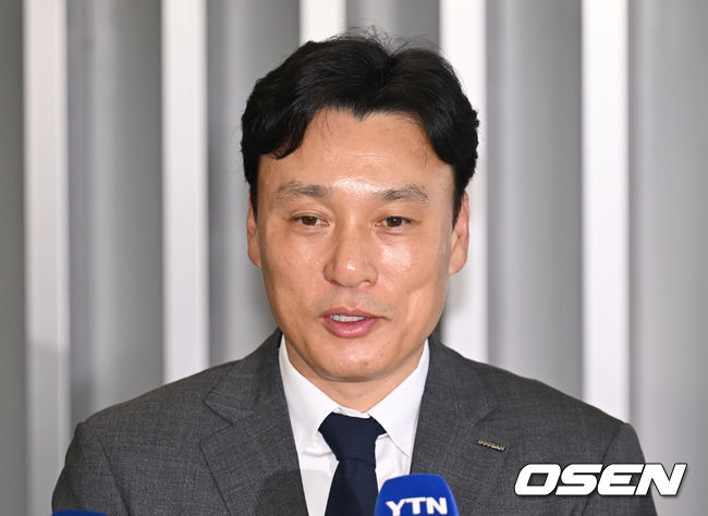 두산 이승엽 감독이 출국하기 전 취재진과 질의응답을 하고 있다. 2024.01.29 / ksl0919@osen.co.kr