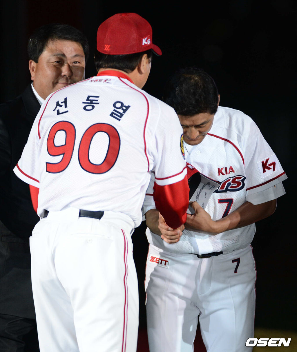 은퇴식에서 선동열 감독과 악수하는 이종범. 2012.05.26 /sunday@osen.co.kr