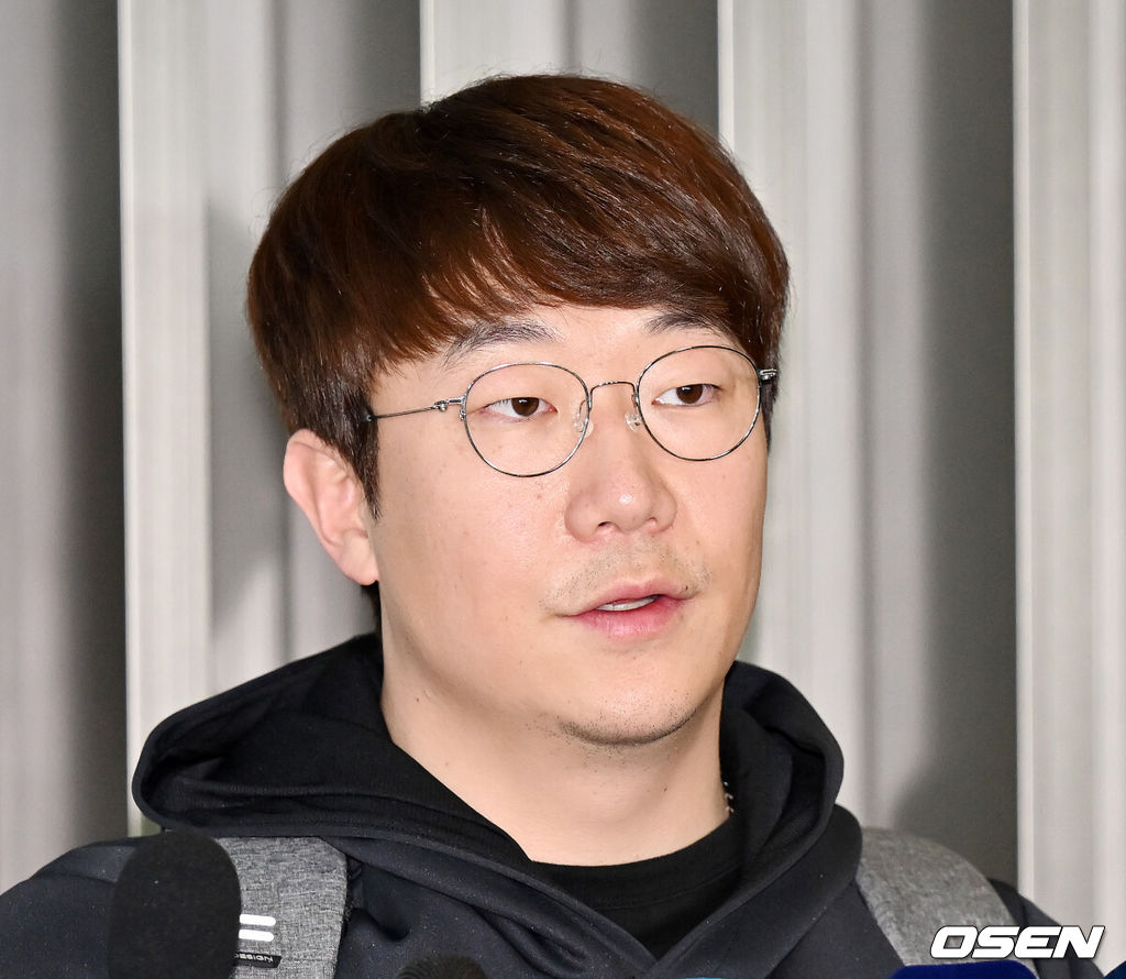 30일 오후 프로야구팀 KIA 타이거즈가 2024 전지훈련을 위해 인천국제공항을 통해 호주로 출국했다. KIA 양현종이 전지훈련을 떠나며 방송 인터뷰를 하고 있다. 2024.01.30 / rumi@osen.co.kr