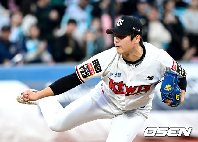 5일 오후 수원 KT위즈파크에서 ‘2023 신한은행 SOL KBO 포스트시즌 플레이오프’ 5차전 KT 위즈와 NC 다이노스의 경기가 열렸다.8회초 마운드에 오른 KT 박영현이 힘차게 공을 뿌리고 있다. 2023.11.05 / dreamer@osen.co.kr