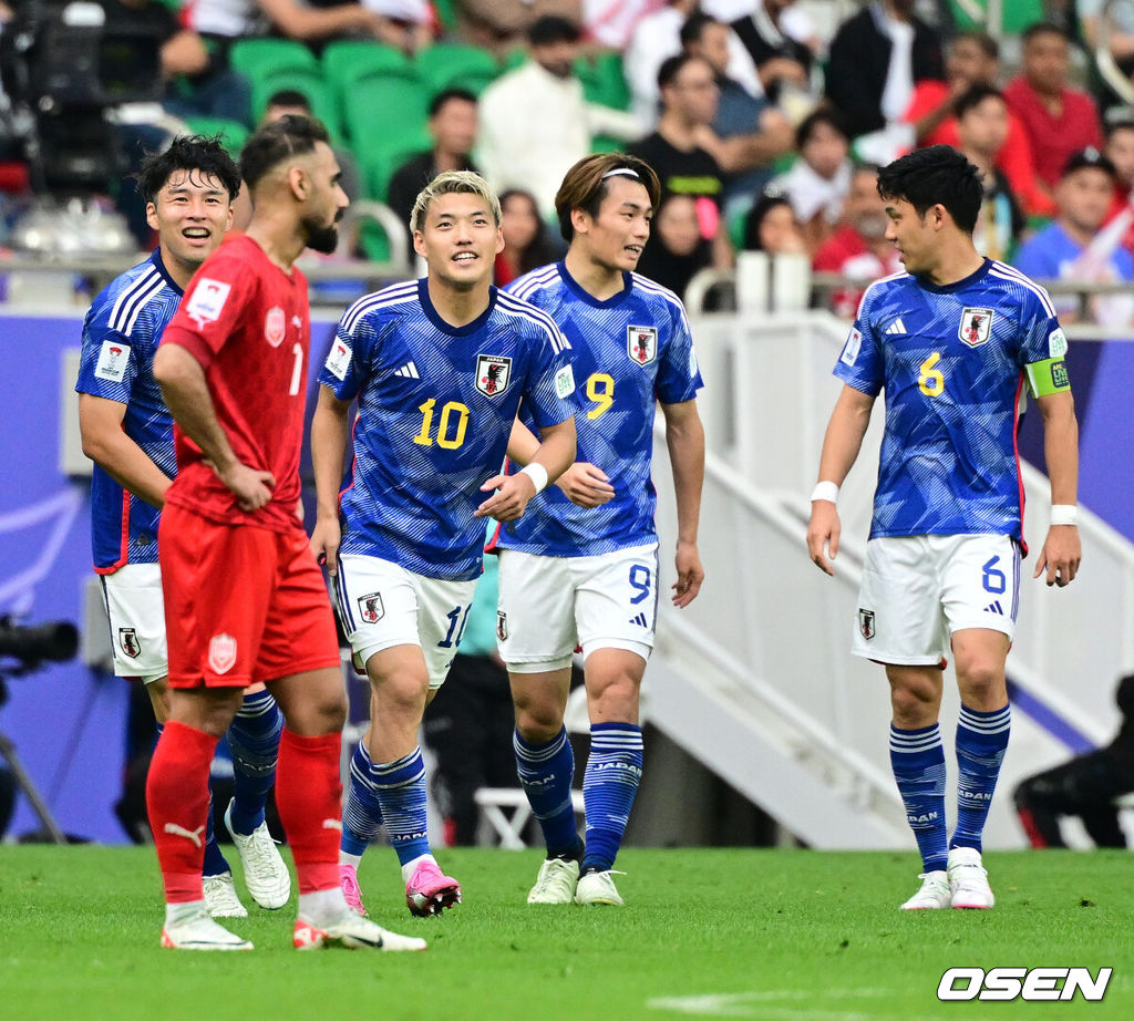 31일(현지시간) 카타르 도하 알투마마 스타디움에서 2023 아시아축구연맹(AFC) 카타르 아시안컵 16강 바레인과 일본의 경기가 열렸다.전반 일본 도안이 선제골을 넣고 동료선수들과 기뻐하고 있다. 2024.01.31 / jpnews.osen.co.kr