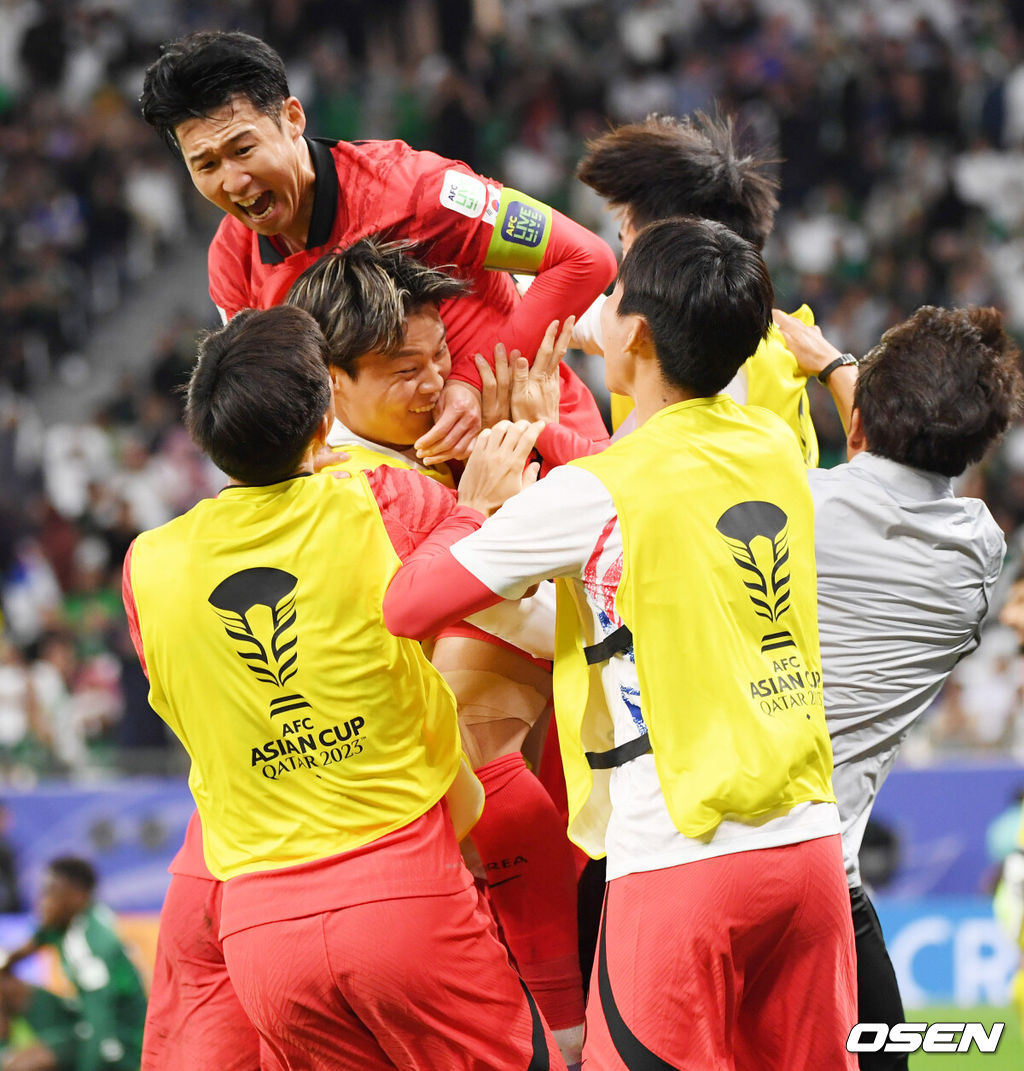 30일(현지시간) 오후 카타르 알라이얀 에듀케이션 스타디움에서 2023 아시아축구연맹(AFC) 아시안컵 16강 대한민국과 사우디아라비아의 경기가 열렸다.후반 추가시간에 조규성이 동점골을 넣은 후 손흥민의 축하를 받고 있다.  2024.01.31 / jpnews.osen.co.kr