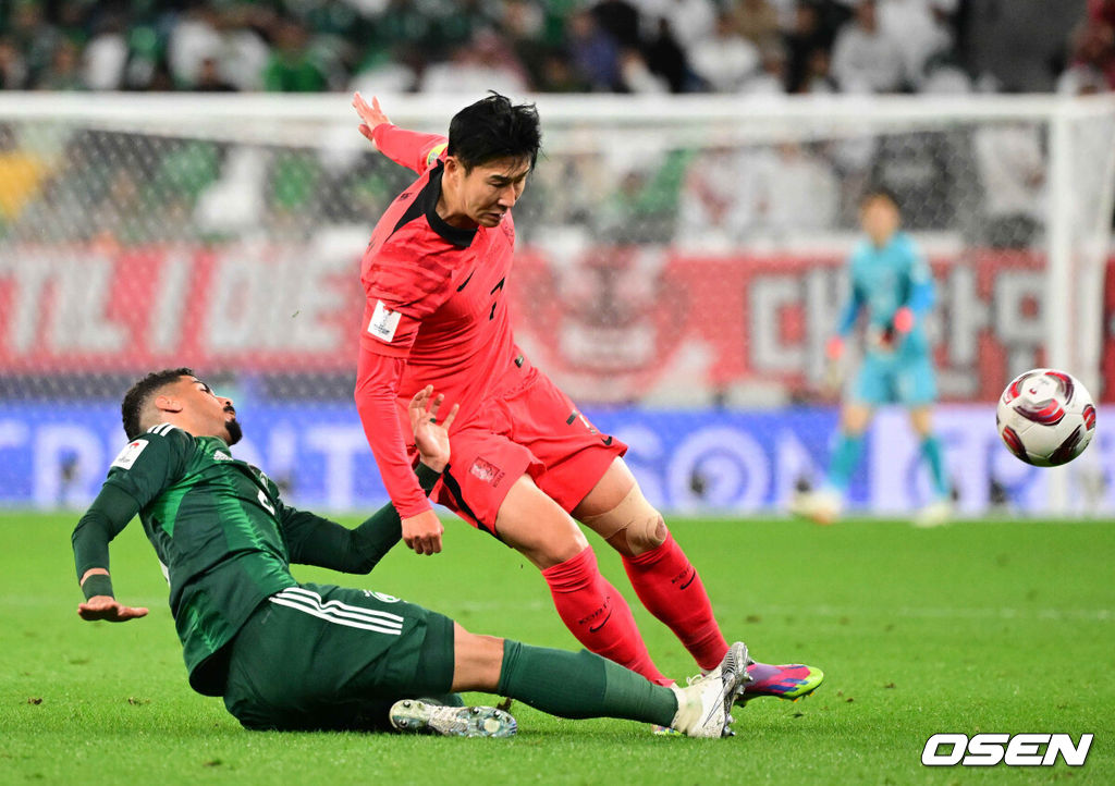 30일(현지시간) 오후 카타르 알라이얀 에듀케이션 스타디움에서 2023 아시아축구연맹(AFC) 아시안컵 16강 대한민국과 사우디아라비아의 경기가 열렸다.전반 대한민국 손흥민이 태클을 당하고 있다. 2024.01.31 / jpnews.osen.co.kr