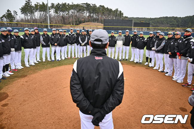 KT 위즈 이강철 감독이 훈련에 앞서 선수단 미팅을 하고 있다. 2024.02.01 / foto0307@osen.co.kr