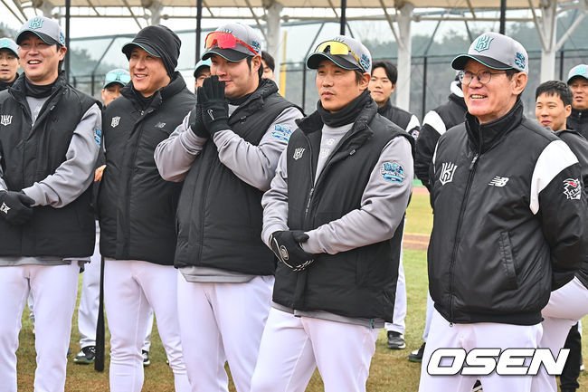 KT 위즈 이강철 감독이 훈련에 앞서 선수단 미팅을 하고 있다. 2024.02.01 / foto0307@osen.co.kr