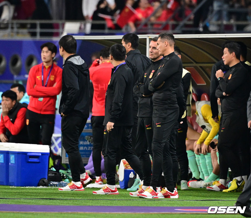 대굴욕이다. 중국 축구가 사상 최초로 조별리그 3경기에서 한 골도 넣지 못했다.중국은 23일 0시(이하 한국 시간) 카타르 알라이얀 칼리파 인터내셔널 스타디움에서 열린 2023 아시아축구연맹(AFC) 카타르 아시안컵 A조 3차전에서 카타르에 0-1로 패했다.결국 중국은 3경기 2무 1패, 0득점 1실점이라는 굴욕적인 성적표로 조별리그를 마감했다. 중국이 조별리그 3경기에서 단 1승도 거두지 못한 것, 그리고 한 골도 넣지 못한 것 모두 역사상 처음 있는 일이다.중국 알렉산다르 얀코비치 감독이 패배를 아쉬워하고 있다. 2024.01.22 / jpnews.osen.co.kr