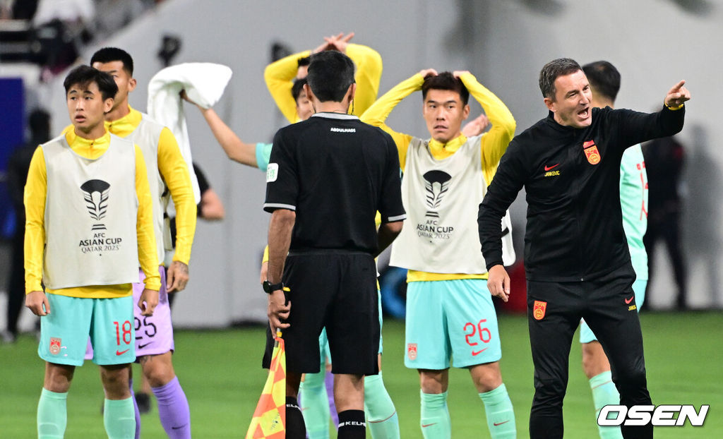 대굴욕이다. 중국 축구가 사상 최초로 조별리그 3경기에서 한 골도 넣지 못했다.중국은 23일 0시(이하 한국 시간) 카타르 알라이얀 칼리파 인터내셔널 스타디움에서 열린 2023 아시아축구연맹(AFC) 카타르 아시안컵 A조 3차전에서 카타르에 0-1로 패했다.결국 중국은 3경기 2무 1패, 0득점 1실점이라는 굴욕적인 성적표로 조별리그를 마감했다. 중국이 조별리그 3경기에서 단 1승도 거두지 못한 것, 그리고 한 골도 넣지 못한 것 모두 역사상 처음 있는 일이다.후반 중국 알렉산다르 얀코비치 감독이 장 셩룽의 골이 취소되자 아쉬워하고 있다. 2024.01.22 / jpnews.osen.co.kr