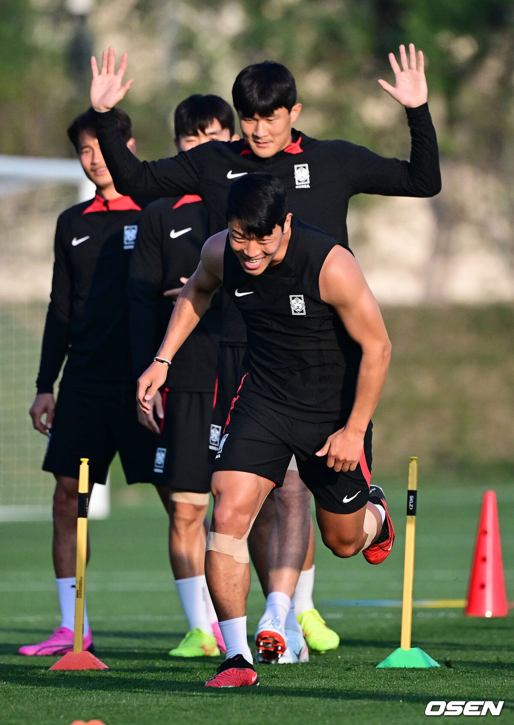 대한민국 축구대표팀이 2023 아시아축구연맹(AFC) 카타르 아시안컵 호주와의 8강전을 하루 앞두고 1일(현지시간) 카타르 도하 알 에글라 트레이닝 센터에서 훈련을 가졌다.황희찬이 순발력 훈련을 하고 있다. 2024.02.01 / jpnews.osen.co.kr