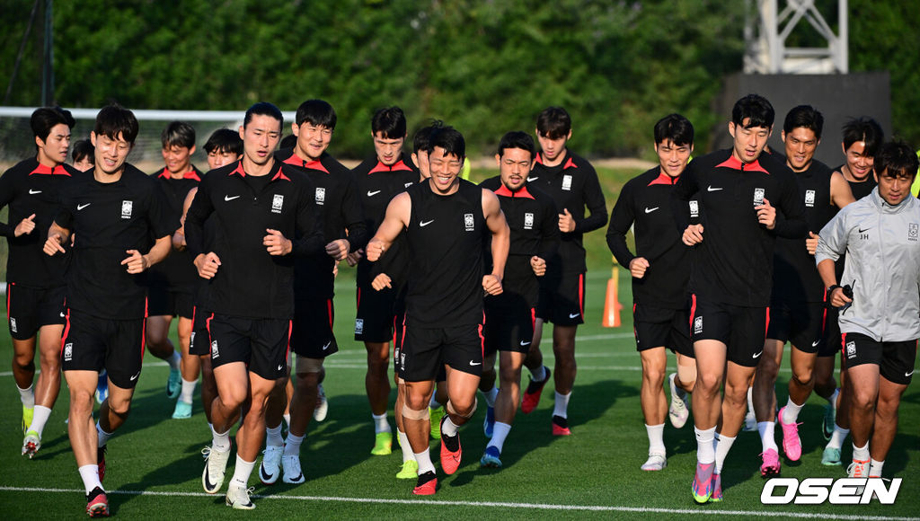 대한민국 축구대표팀이 2023 아시아축구연맹(AFC) 카타르 아시안컵 호주와의 8강전을 하루 앞두고 1일(현지시간) 카타르 도하 알 에글라 트레이닝 센터에서 훈련을 가졌다.대표팀 선수들이 조깅으로 몸을 풀고 있다. 2024.02.01 / jpnews.osen.co.kr