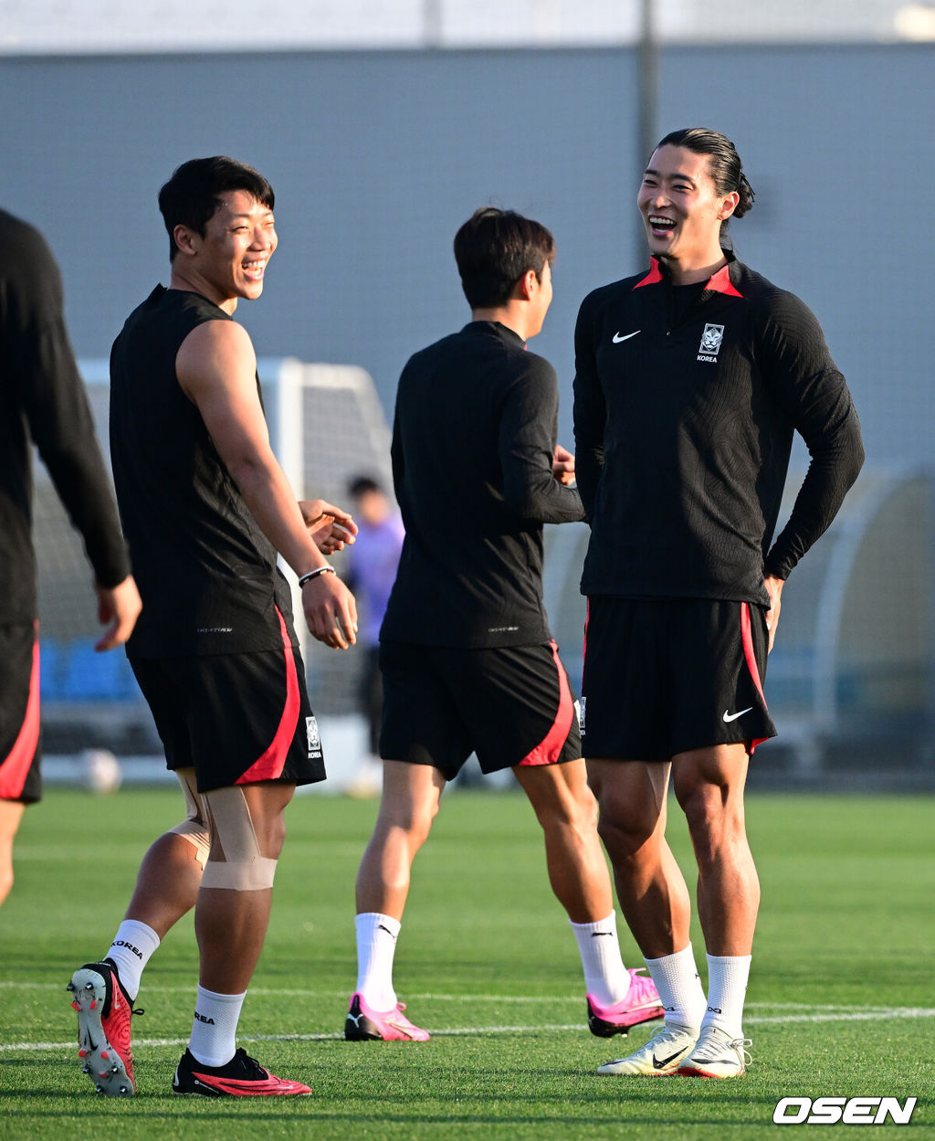 대한민국 축구대표팀이 2023 아시아축구연맹(AFC) 카타르 아시안컵 호주와의 8강전을 하루 앞두고 1일(현지시간) 카타르 도하 알 에글라 트레이닝 센터에서 훈련을 가졌다.황희찬, 조규성이 훈련을 하며 즐거워고 있다. 2024.02.01 / jpnews.osen.co.kr