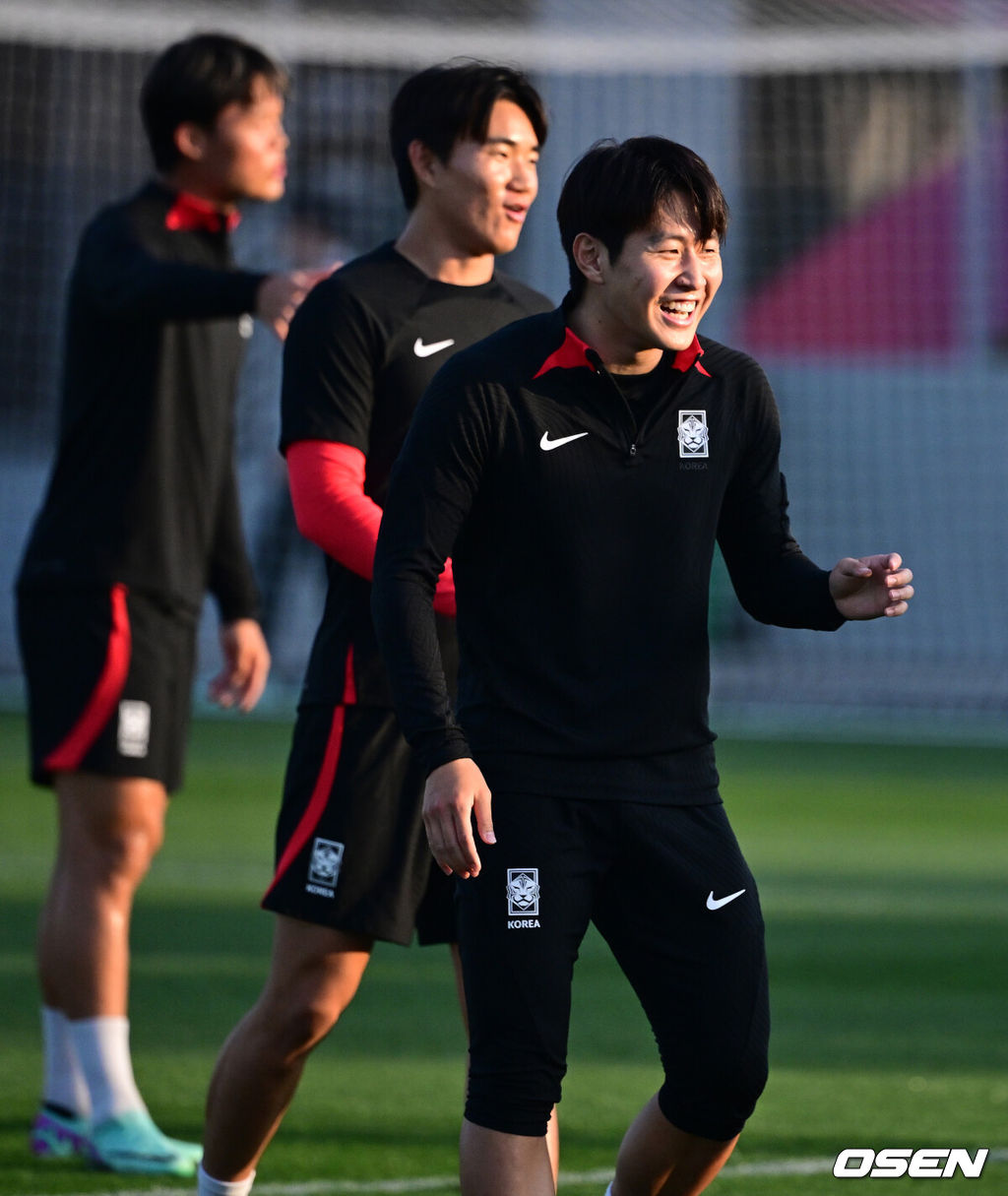 대한민국 축구대표팀이 2023 아시아축구연맹(AFC) 카타르 아시안컵 호주와의 8강전을 하루 앞두고 1일(현지시간) 카타르 도하 알 에글라 트레이닝 센터에서 훈련을 가졌다.이강인이 론도 훈련을 하며 즐거워하고 있다. 2024.02.01 / jpnews.osen.co.kr