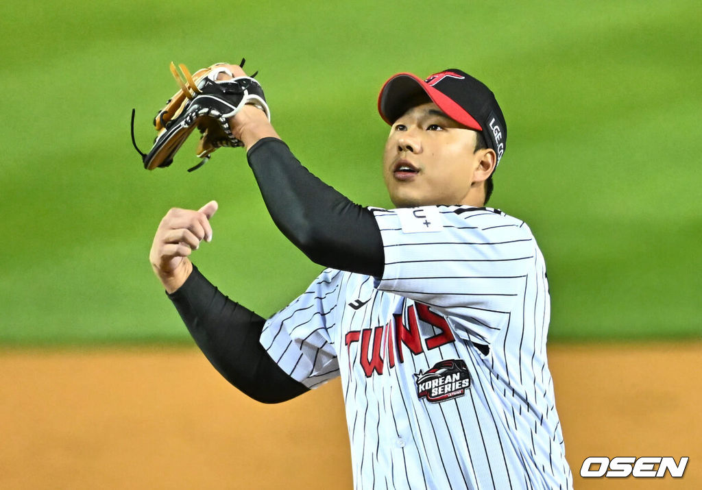 8일 잠실 NC파크에서 2023 신한은행 SOL KBO 포스트시즌 한국시리즈 LG 트윈스와 KT 위즈의 2차전 경기가 열렸다. LG 트윈스 정우영이 3회초 2사 KT 위즈 장성우의 타구를 잡으려 하고 있다. 2023.11.08 / foto0307@osen.co.kr