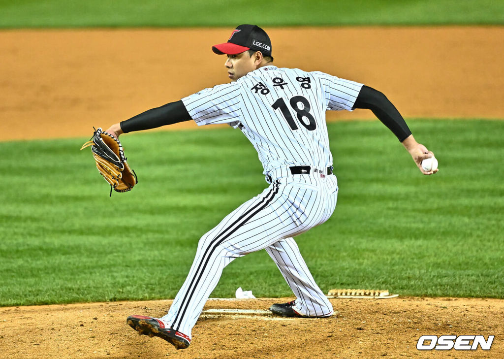 8일 잠실 NC파크에서 2023 신한은행 SOL KBO 포스트시즌 한국시리즈 LG 트윈스와 KT 위즈의 2차전 경기가 열렸다. LG 트윈스 정우영이 역투하고 있다. 2023.11.08 / foto0307@osen.co.kr